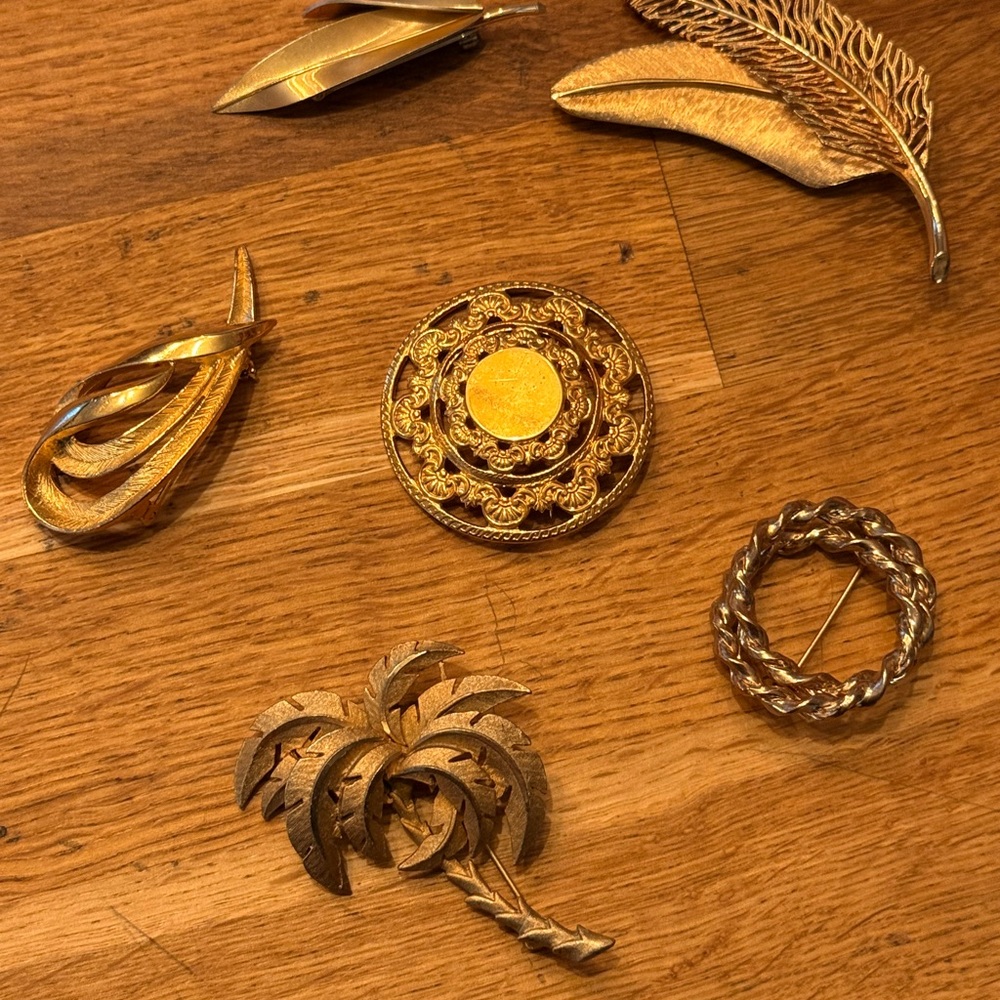 Vintage Gold Brooch Set